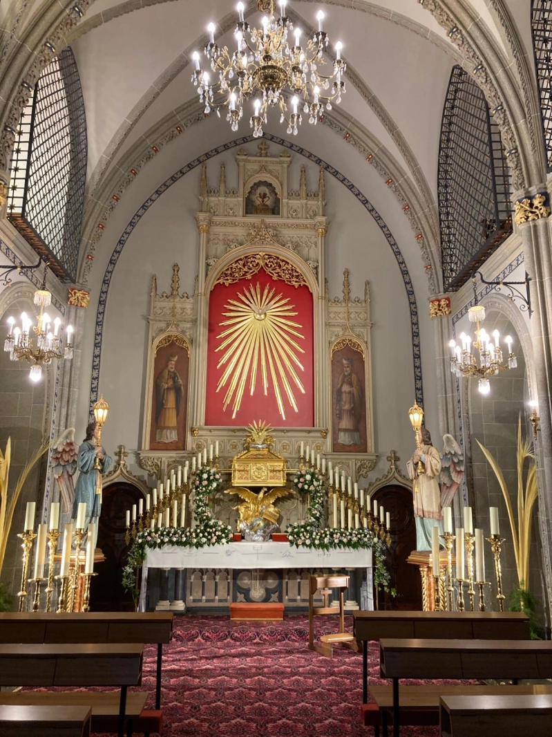 Acompañamos a Jesús visitándole en nuestros Monumentos